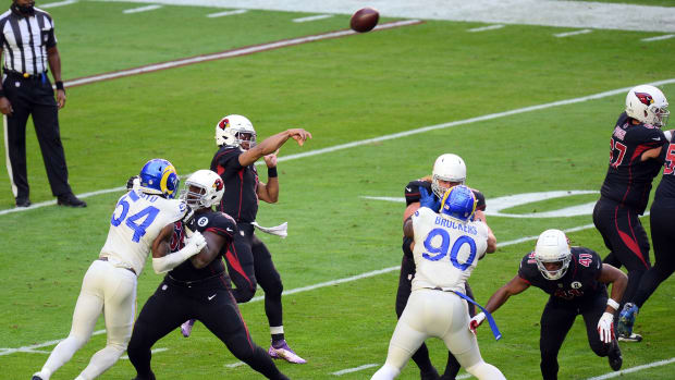 Arizona Cardinals quarterback Kyler Murray (1) throws a touchdown pass against the Los Angeles Rams during the first half at State Farm Stadium.